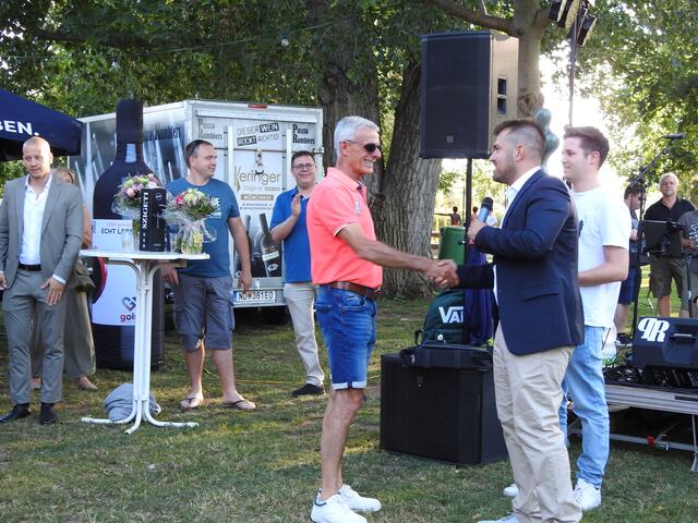 Bürgermeister Kilian Brandstätter (r.) gratuliert Harald Moser, er ist seit 30 Jahren Bademeister im Schwimmbad Gols. | Foto: Christina Haller