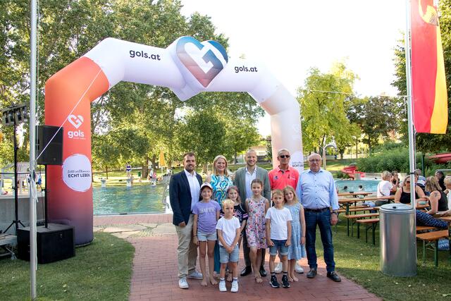 Feierten mit zahlreichen Gästen 30 Jahre Schwimmbad Gols: v.l. Bgm. LAbg. Kilian Brandstätter, LRin Daniela Winkler, Bgm. NRAbg. Maximilian Köllner, Harald Moser, seit 30 Jahren Bademeister im Schwimmbad Gols, Altbgm. Hans Schrammel und Kinder aus Gols | Foto: Christina Haller