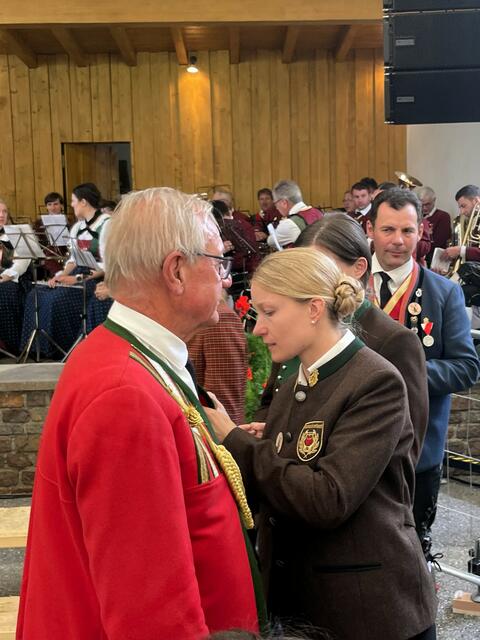 Der langjährige Kapellmeister von Schmirn Oswald Mader wurde mit der Verdienstmedaille in Gold für 55-jährige aktive Mitgliedschaft ausgezeichnet.  | Foto: Mair