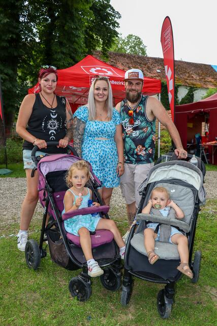 Nici und die kleine Kiara mit Nina, Walter und Lian. | Foto: Doms