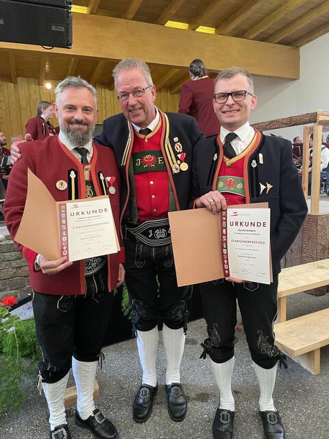 Gabriel Spielmann und Harald Goldner erhielten das Stabführerabzeichen, Bezirksstabführer Johann Eller gratulierte.  | Foto: Mair