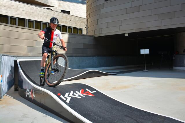 TVB-Obmann Alexander von der Thannen testet das neue E-Bike Riding Center. | Foto: TVB Paznaun-Ischgl