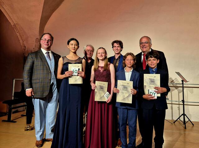 Mitwirkende mit den Violine-Wettbewerb-Preisträgern v.l.: Florian Pejrimovsky, Yi-De Hung, Christophe Pantillon, Zoe Haas, Julian Walder, Tonislav Tonchev, Stefan Kamilarov und Emil Kamilarov. | Foto: Diemert