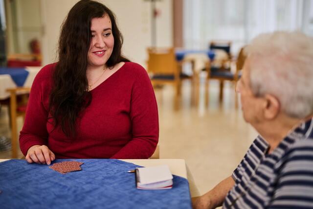 Studentin Anja lebt im Haus Augarten und unterstützt dafür Seniorinnen und Senioren im Alltag. | Foto: Philipp Horak/Häuser zum Leben