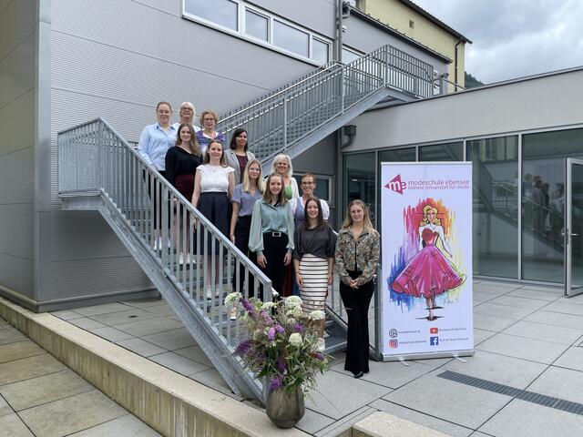 Ddie 2. Gruppe der ausgezeichneten Meisterinnen mit Prüferinnen der WKO und Lehrkräften. | Foto: HLA Mode Ebensee