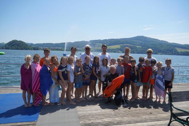 Betreuer, Lehrer sowie Kursleiter der Wasserrettung Seeham mit den Volksschulkindern aus Seeham beim Schwimmkurs im Strandbad. | Foto: Emanuel Hasenauer