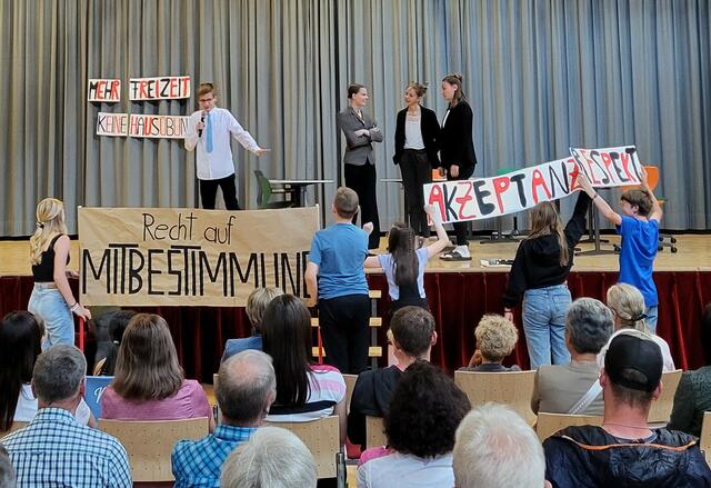 Die SchülerInnen präsentierten eine spannende Aufführung im Kultursaal Virgen. | Foto: MS Virgental