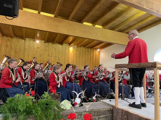 Die veranstaltende Kapelle Schmirn unter der Leitung von Kpm Oswald Mader bei der Feier der heiligen Messe.  | Foto: Mair
