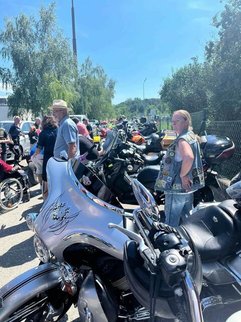 Zahlreiche Schaulustige versammelten sich ebenfalls, um die spannende Ausfahrt zu beobachten und die Bikes zu begutachten. | Foto: Samariterbund Burgenland