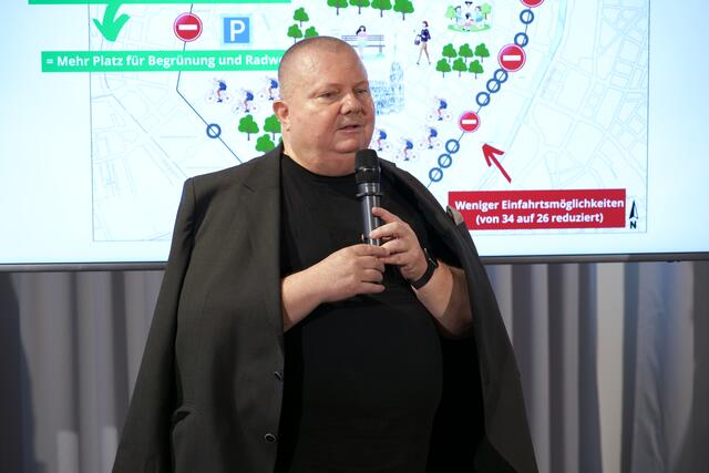 Laut dem Vorsitzenden des Mobilitätsausschusses im Gemeinderat Erich Valentin (SPÖ) ist es in Städten vergleichsweise einfach, die Straßenverkehrsordnung zu regulieren | Foto: Maximilian Spitzauer / MeinBezirk