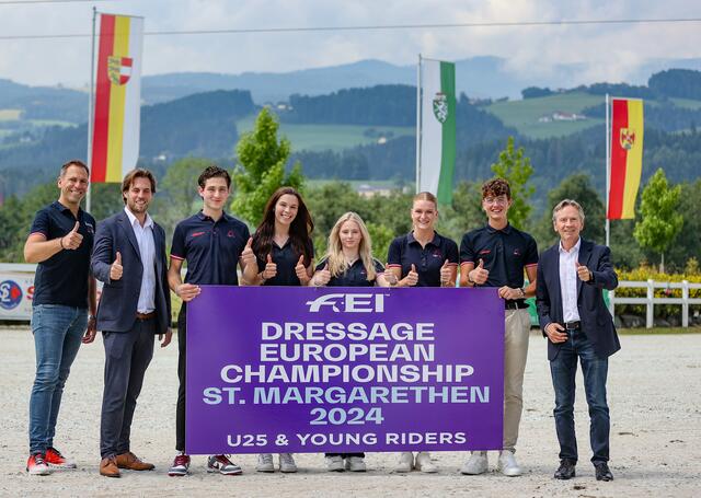 Trainer Christian Schumach, Veranstalter Andreas Stückler, und OEPS-Generalsekretär Franz Schiefermaier mit den EM-Teilnehmern aus Österreich. | Foto: EQWO/Petra Kerschbaum