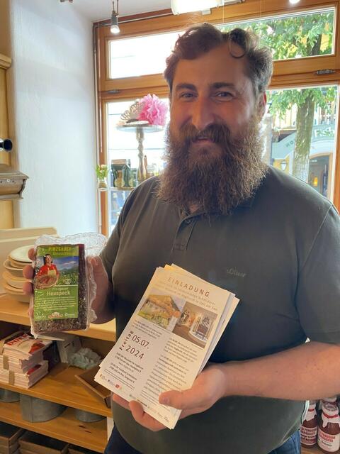 Lukas Schmiderer ist der Inhaber von Feinkost Schmiderer in der Zeller Seegasse. In seinem Geschäft werden feinste selbstgemachte Produkte angeboten. | Foto: Tauriska