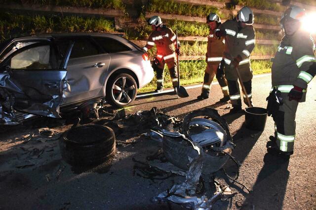 Die Einsatzkräfte der Freiwilligen Feuerwehr Abtenau entfernten viele Wrackteile von der Fahrbahn und banden ausgelaufenes Öl. | Foto: Freiwillige Feuerwehr Abtenau
