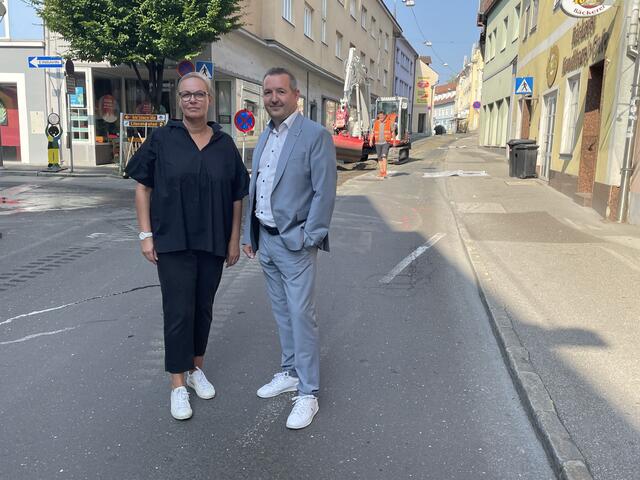 Martina Romen-Kierner und Thomas Marichhofer auf Baustellenbesuch in der Herzog Ernst-Gasse in Bruck. | Foto: Kern