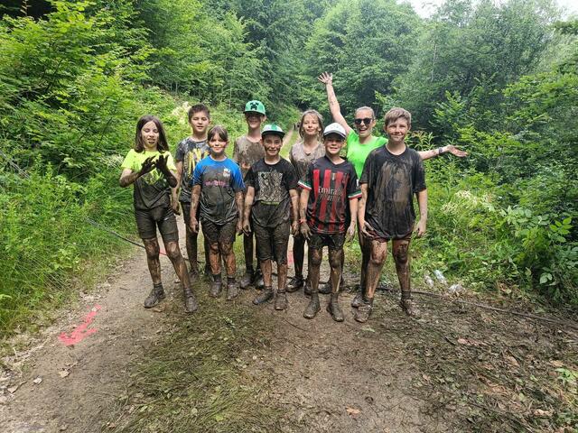 Voller Schlamm, aber glücklich, ging es durch den Parcours. | Foto: VS Horitschon