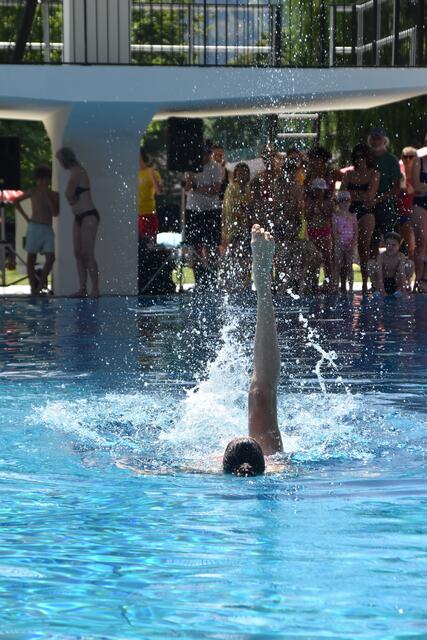 Synchronschwimmerin Emma Laimer in ihrem Element.
