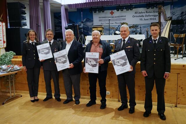 Von links: Ortsstellenleiterin Valentina Erlsbacher, die Mitglieder des Gründungsausschusses. Rot-Kreuz-Arzt Dr. Ottokar Widemair, Gerhard Passler, Ludwig Prast, Vizepräsident ÖRK LV Tirol und Bezirksstellenleiter Egon Kleinlercher sowie Ortsstellenleiter-Stellvertreter Marzell Veiter.
 | Foto: ÖRK