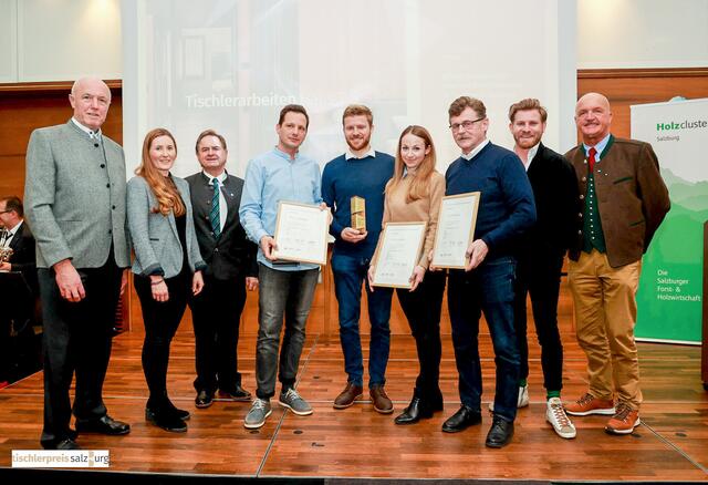 Von links: KommR Herbert Sigl (LIM Tischler und Holzgestalter), Maga Martina Jöbstl (LAbg.), Ök.-Rat Rudolf Rosenstatter (Obmann proHolz Salzburg), Hannes Schroll (Architekt), Max, Konstanze und Johann Spatzenegger (Tischlerei Spatzenegger), Lorenz Kilga (Jury), und KommR Andreas Teufl (2. Landtagspräsident). | Foto: proHolz Salzburg