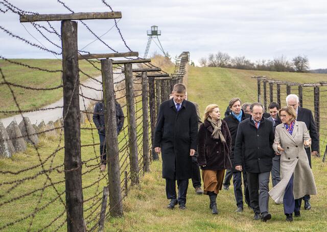 Außenminister Alexander Schallenberg und Landeshauptfrau Johanna Mikl-Leitner sowie weitere Teilnehmerinnen und Teilnehmer der Gedenkveranstaltung besichtigen die Reste des einstigen Eisernen Vorhangs bei Cizov zum 30-jährigen Jubiläum des Falls des Eisernen Vorhangs im November 2019. | Foto: Alexandra Goll