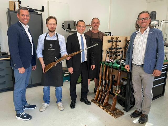 Moritz Mathis (v.l.): Regionalstellenleiter Florian Schober, Büchsenmacher Moritz Georg Mathis, Wirtschaftskammerpräsident Andreas Wirth, Mitarbeiter Mario Glad und Regionalstellenobmann Franz Nechansky
| Foto: WKB