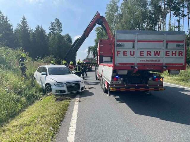 Der PKW wurde schwer beschädigt. | Foto: FF Waidhofen/Thaya