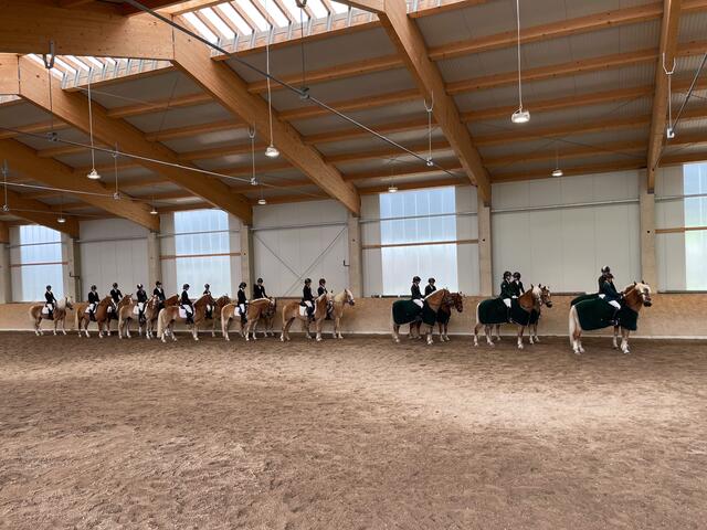 Festlicher Einzug in die Halle. | Foto: Königshofer