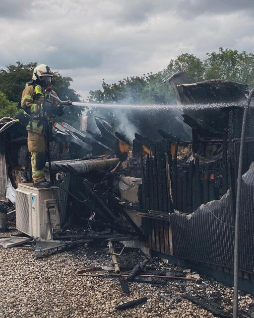Aufgrund einer am Dach bestehenden Photovoltaikanlage gestaltete sich die Brandbekämpfung für die Einsatzkräfte der Feuerwehren sehr schwierig. 