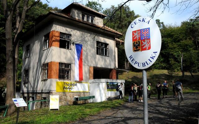 Das ehemalige Zollhaus diente dazu, die Übertritte auf tschechisches Staatsgebiet zu kontrollieren, heute heißt es Besucher beider Länder willkommen. Das ehemalige tschechische Zollhaus bei der Grenzbrücke in Hardegg wurde in den letzten Jahren von der Verwaltung des Národní park Podyjí zur Infostelle umgebaut.  | Foto: Alexandra Goll