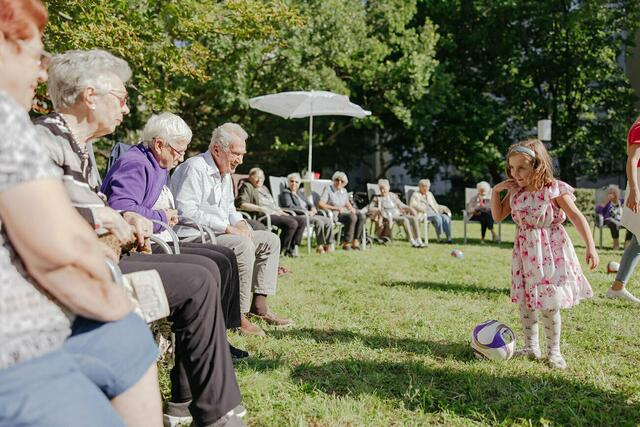 Auch Seniorinnen und Senioren zeigten sich von den Ballkünsten der kleinen Kickerinnen und Kicker begeistert. | Foto: fotografietz