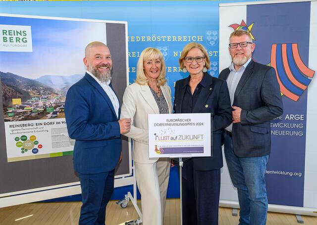 Europäischer Dorferneuerungspreis in Gold für das Kulturdorf Reinsberg: Bürgermeister Reinhard Nosofsky, Geschäftsführerin Theres Friewald-Hofbauer (Europäische ARGE Landentwicklung und Dorferneuerung), Landeshauptfrau Johanna Mikl-Leitner und VizebürgermeisterAndreas Prüller | Foto: NLK/Burchhart