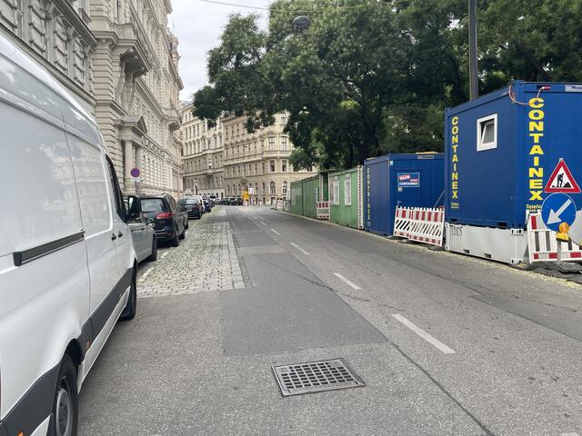 Neos fordert den Beibehalt einer Einbahnführung am Rooseveltplatz. Das sagen die anderen Fraktionen dazu.  | Foto: Fabian Franz/MeinBezirk