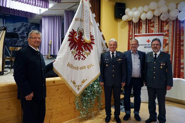 Die neue Vereinsfahne mit den Unterstützern. (v.l.): Winfried Kuenz, Egon Kleinlercher, Gerald Kuenz und Ottokar Widemair. | Foto: ÖRK