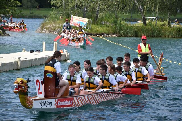 Die erfolgreiche 4b der MS Grünburg paddelt zum Sieg in der Gruppe der 13 bis 14-Jährigen.  | Foto: Christa Pullirsch