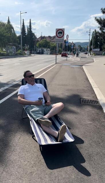 FPÖ Döbling-Chef Klemens Resch hat seine ganz eigene Art, den neuen Radweg Krottenbachstraße zu nutzen. | Foto: FPÖ Döbling