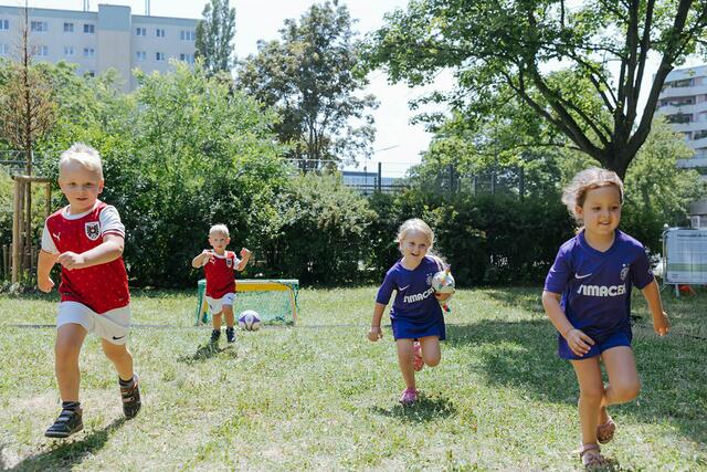 Mit Feuereifer sind die jungen Kickerinnen und Kicker mit dabei. | Foto: fotografietz