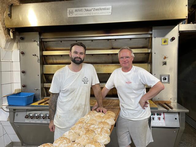 Stefan Erhart und sein Vater vor dem alten Ofen der Backstube.