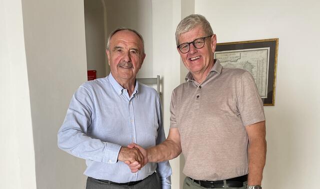 Valentin Blaschitz beim Handshake mit Günther Barkowits | Foto: MeinBezirk.at
