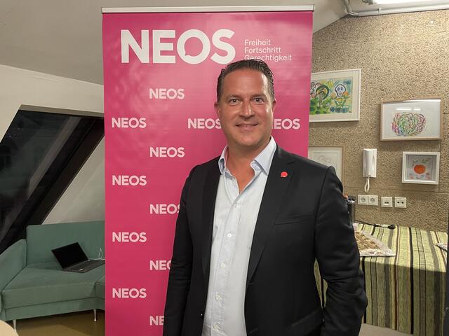 Rudolf Mayrhofer-Grünbühel (Neos) sieht in einer Einbahn die "Minimalläsung".  | Foto: Lisa Kammann/MeinBezirk