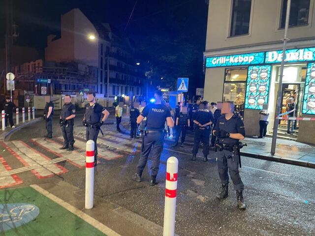 Großeinsatz in Meidling: Beim Bahnhof soll es zu einer Messerstecherei gekommen sein. | Foto: Ronja Reidinger/MeinBezirk