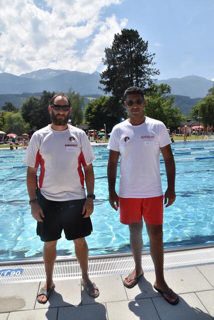 Für die nötige Sicherheit im Schwimmbad sorgten die Badeaufseher Manuel und Mo.