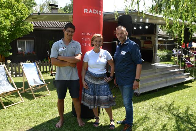 Julian Zöschg (Bademeister), Kornelia Dupan (Marketingleiterin der Hall AG) und Betriebsleiter Harald Graus