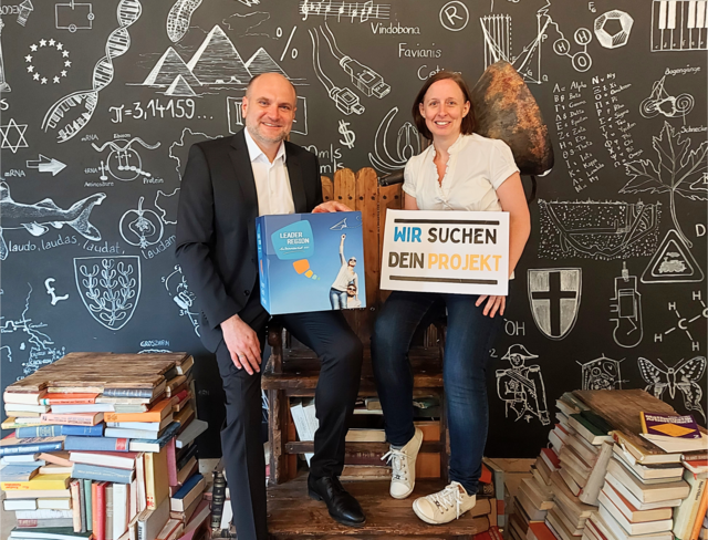 Bürgermeisrter Christian Frank (Obmann der LEADER Region Weinviertel Ost) und Christine Filipp (Geschäftsführung LEADER Region Weinviertel Ost). | Foto: zVg.