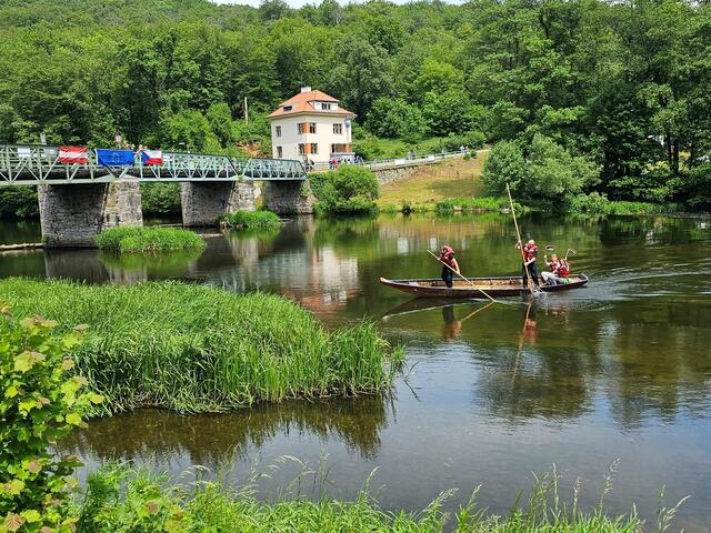Zillenfahrer vor der Brücke beim 150-Jahr Fest der Brücke im Mai 2024. | Foto: Alexandra Goll