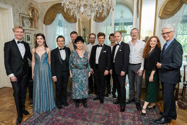 Gregor Eisenhut, Florentina Serles, Beppo Binder, Badens Kulturamtsleiter Gerd Ramacher, Erika Strecker, Nick Koch, Jakob Nistler, Nicolas Fischer, Herbert Fischerauer, Pavel Singer Victoria Sedlacek und GR Ernst Schebesta. | Foto: 2024psb/c.kollerics