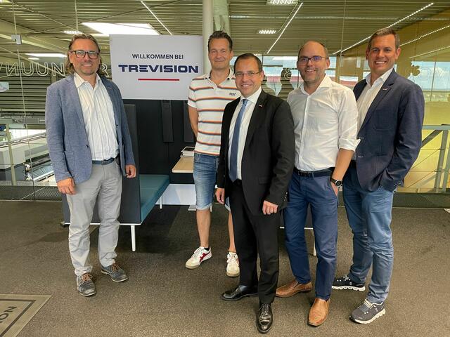 Trevision (v.l.): Regionalstellenobmann Franz Nechansky, Geschäftsführer Martin Wikturna, Wirtschaftskammerpräsident Andreas Wirth, Ronald Jerson (Leitung Finanzen) und Regionalstellenleiter Florian Schober. | Foto: WKB