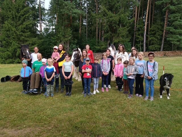 Im Bild: Michael Meier, Karin Kanzian, Viktoria Hutter mit den Kindern Antonia Traxler, Lena Wendl, Emma Dangl, Jenny Mayer, Fabio Mayer, Sarah Meier, David Meier, Viola Dangl, Maliya Dangl, Lorena Dimmel, Lena Hutter, Madlene Dangl, Simon Deutschmann, Sophia Sam, Lena Haidl, Lea Miksch, Luisa Apfelthaler und Julia Pfandler
 | Foto: VP Gastern