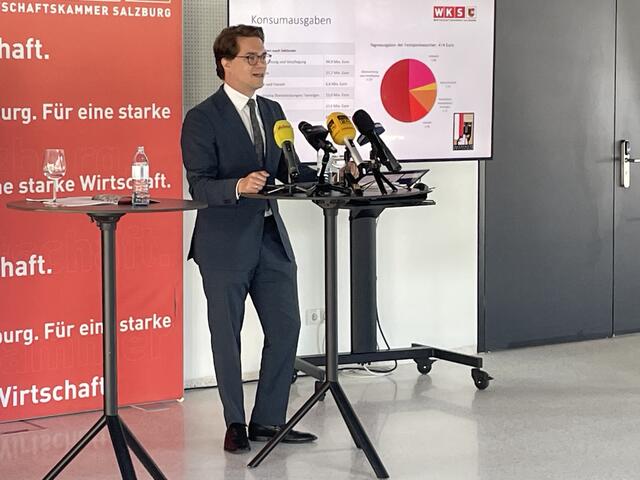 Rund 30.000 Gästekontakte wurden von den Festspielen direkt mit dem von der Wirtschaftskammer ausgearbeiteten Fragebogen im Juli 2023 kontaktiert, um die Konsumausgaben, die von den Festspielgästen 2022 getätigt hatten, zu erfragen. Rund 8.500 Besucher der Festspiele beantworteten die anonymisierten Fragebögen.  | Foto: Martin Schöndorfer, 2024