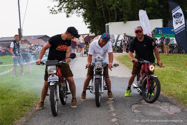 "Beim Klabautermann!" Da war was los! Ein langer Mofa-Corso zog am 29. Juni durch das Drei-Seen-Gebiet im Salzburger Flachgau. | Foto: Fototeam Mattigtal
