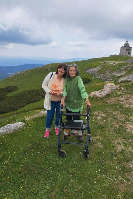 Eva Luger (r.) genießt gemeinsam mit Sandorne Kiraly die Aussicht am Schneeberg | Foto: SeneCura