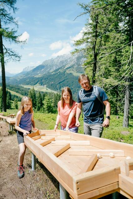 Am Hochkönig warten ein neuer Erlebnis-Rundwanderweg auf die Besucherinnen und Besucher – einer der längsten Kugelbahn-Wanderwege der Alpen. | Foto: TVB Hochkönig